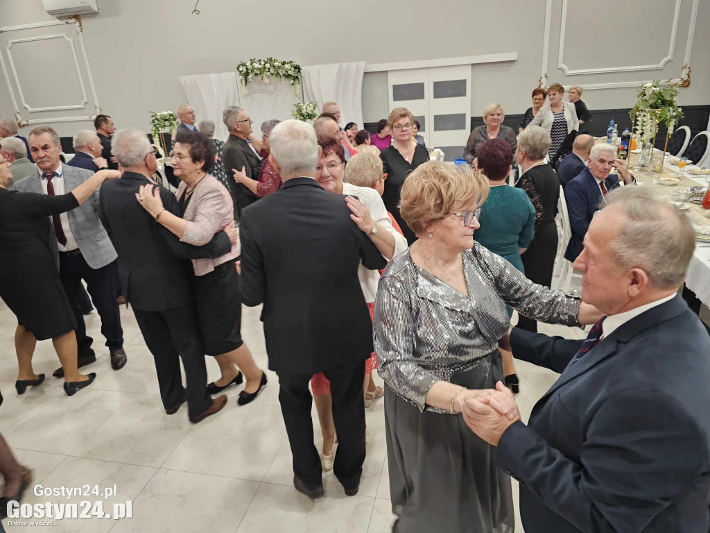 Seniorzy bawili się na zabawie karnawałowej