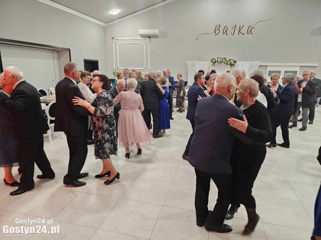 Seniorzy bawili się na zabawie karnawałowej