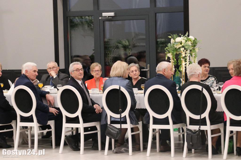 Seniorzy bawili się na zabawie karnawałowej