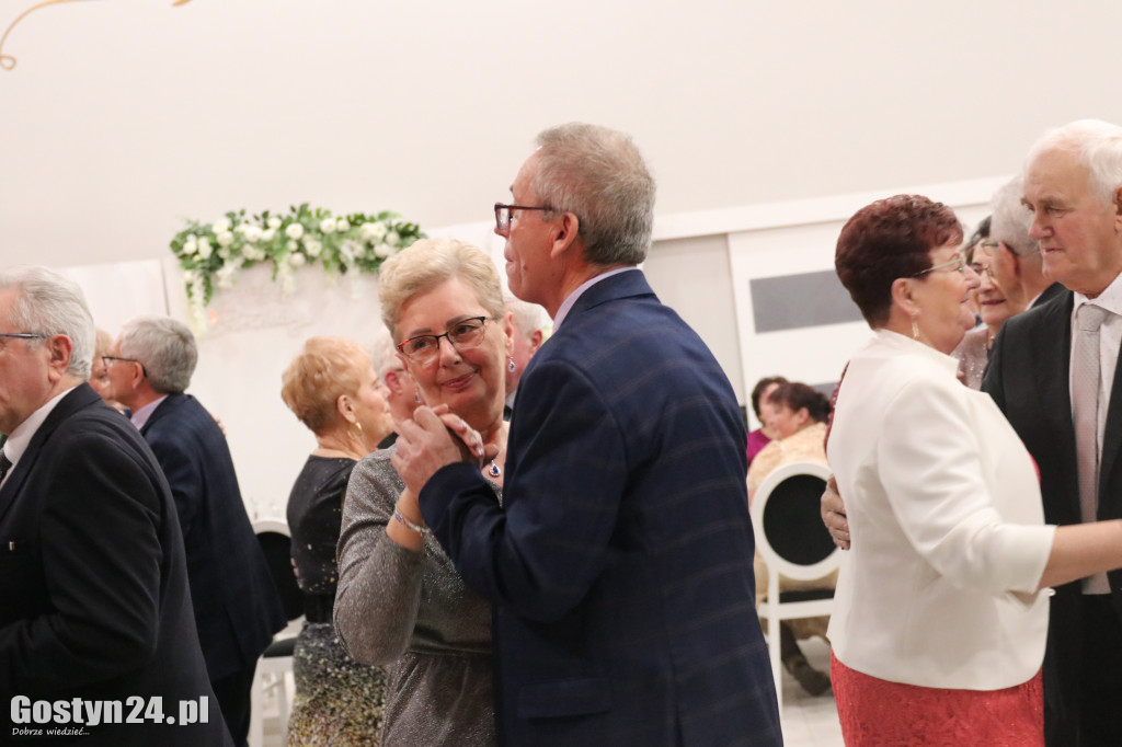Seniorzy bawili się na zabawie karnawałowej