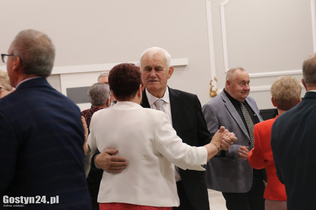 Seniorzy bawili się na zabawie karnawałowej
