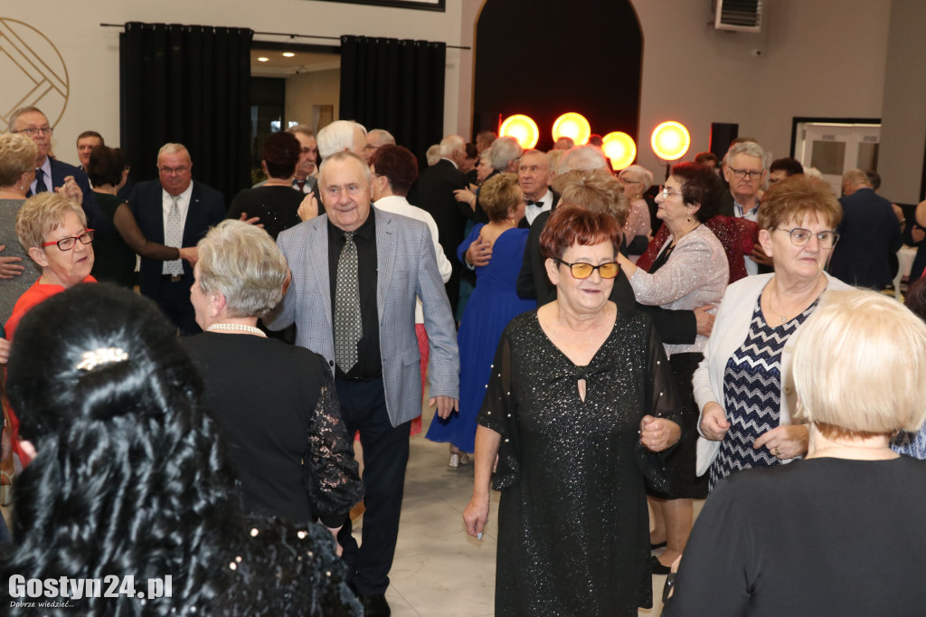 Seniorzy bawili się na zabawie karnawałowej