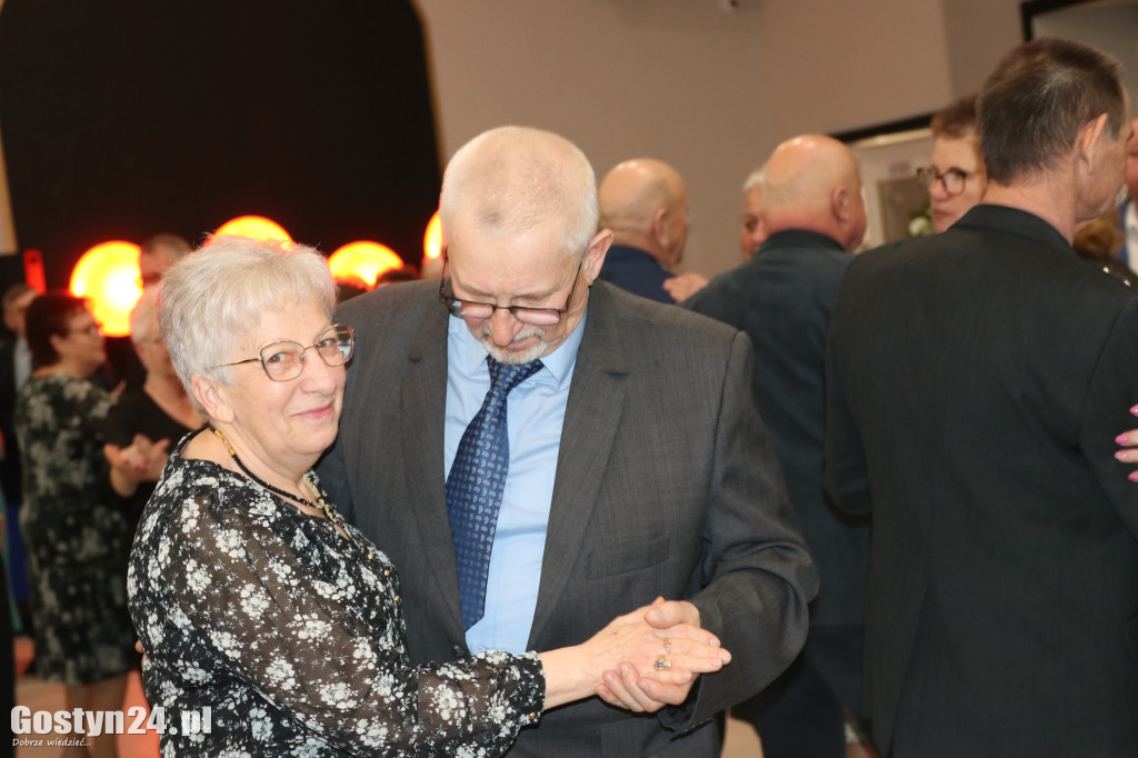 Seniorzy bawili się na zabawie karnawałowej