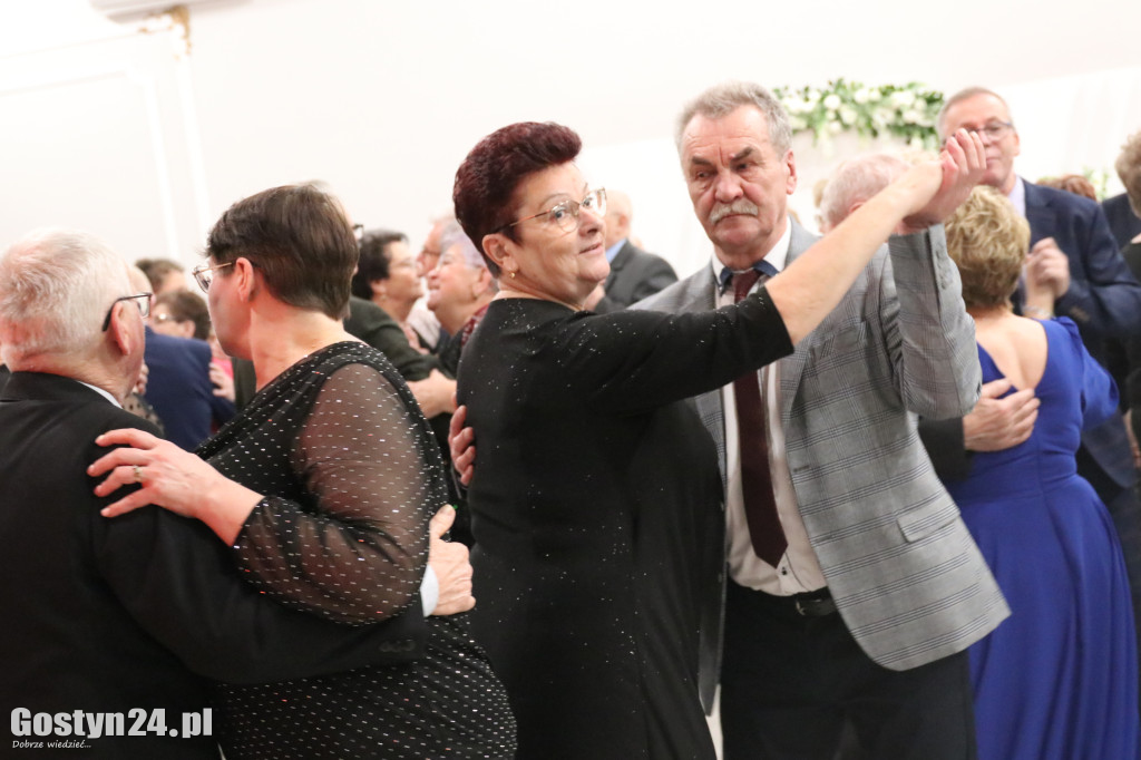 Seniorzy bawili się na zabawie karnawałowej
