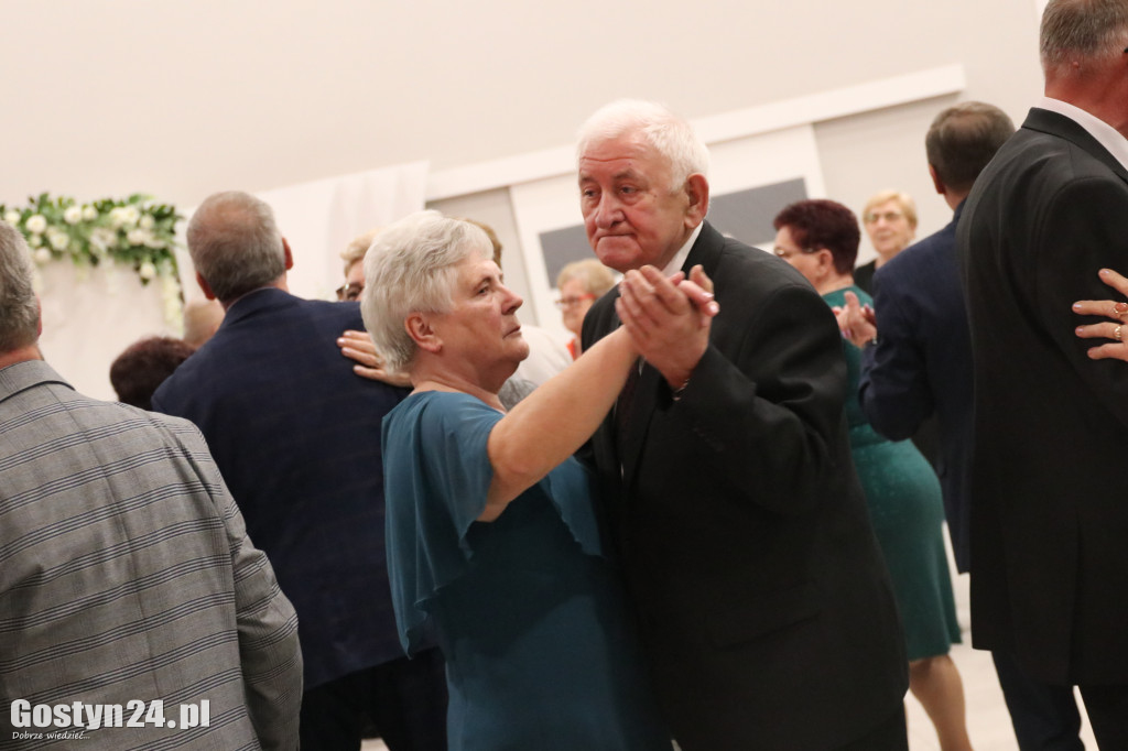 Seniorzy bawili się na zabawie karnawałowej