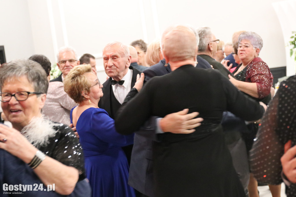 Seniorzy bawili się na zabawie karnawałowej