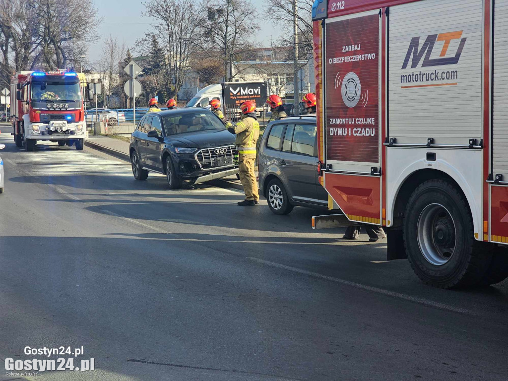 Zderzenie osobówek na ul. Mostowej w Gostyniu