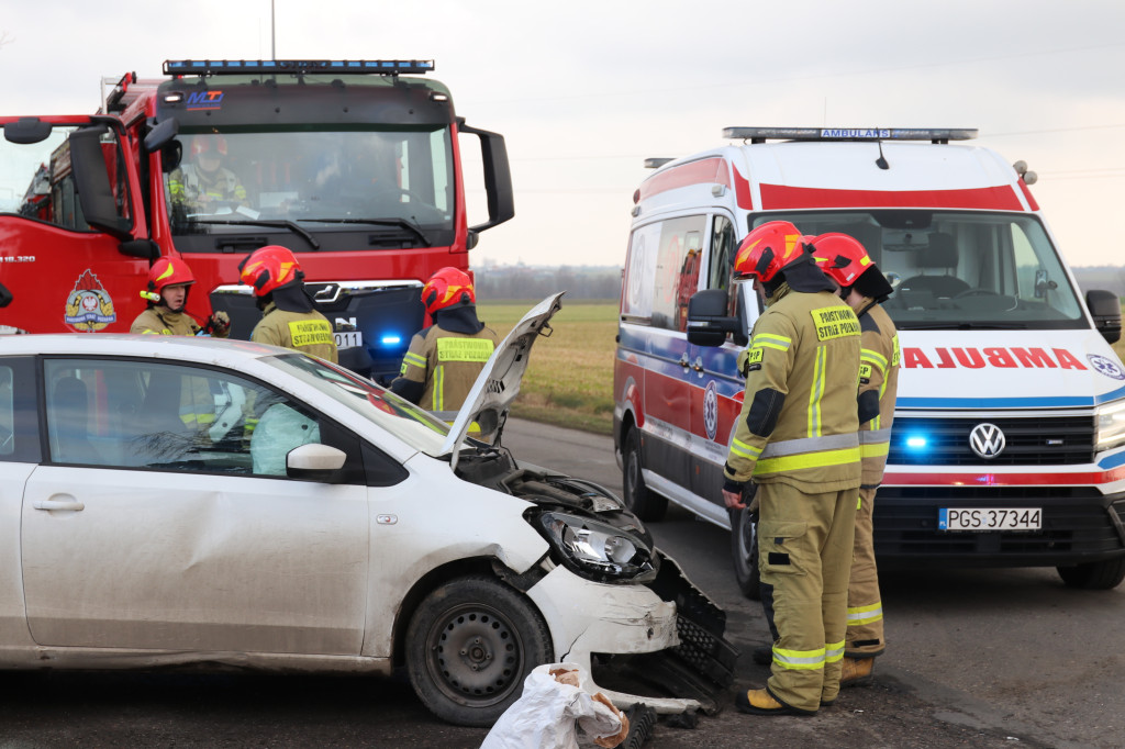 Zderzenie dwóch pojazdów w rejonie szkoły w Sikorzynie