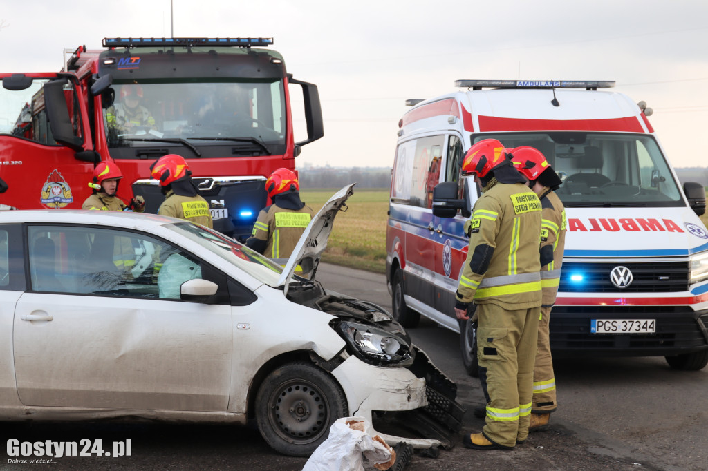 Zderzenie dwóch pojazdów w rejonie szkoły w Sikorzynie