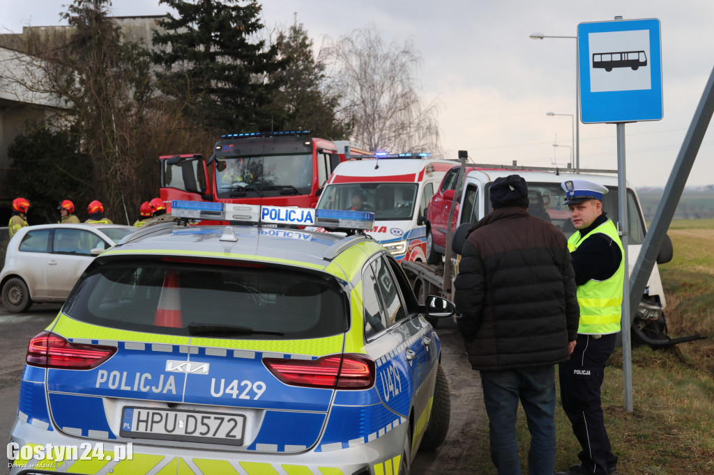 Zderzenie dwóch pojazdów w rejonie szkoły w Sikorzynie