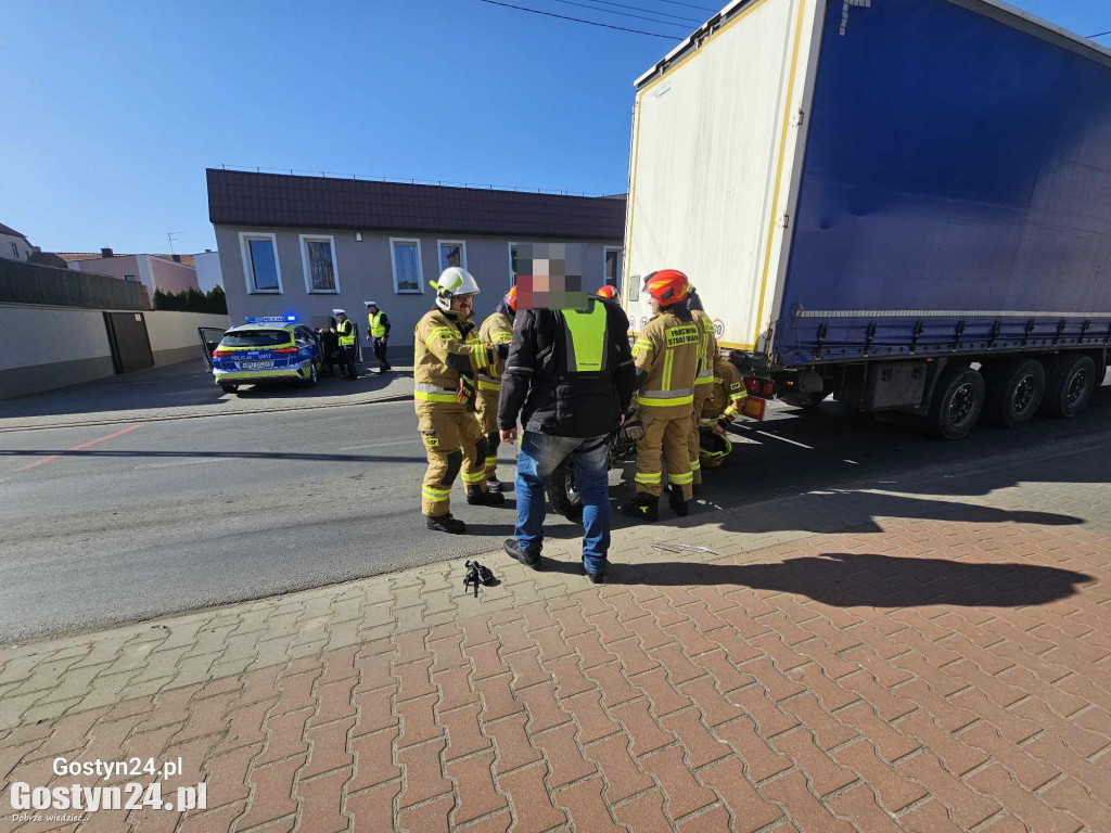 Motocykl wbił się pod naczepę ciężarówki w Piaskach