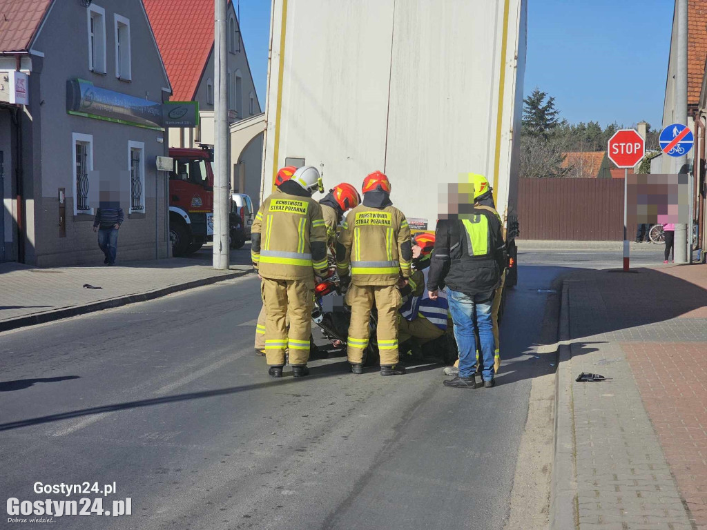 Motocykl wbił się pod naczepę ciężarówki w Piaskach