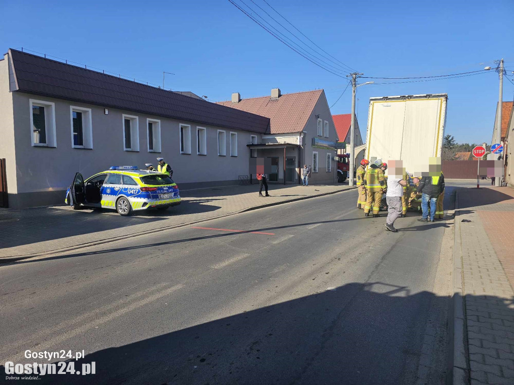 Motocykl wbił się pod naczepę ciężarówki w Piaskach