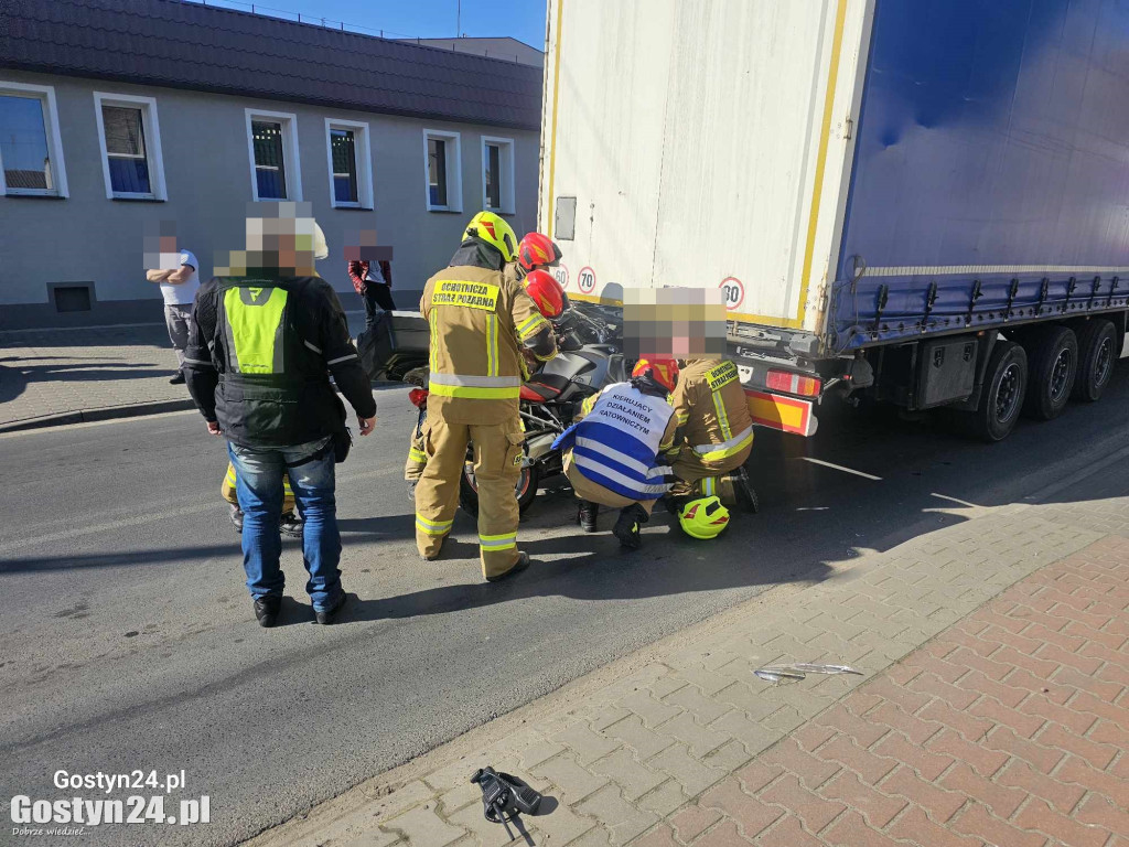 Motocykl wbił się pod naczepę ciężarówki w Piaskach