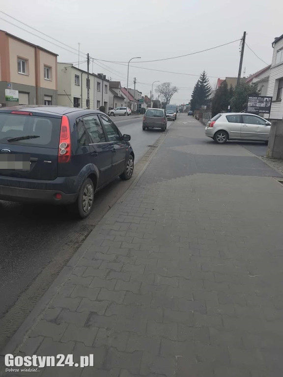 Parkowanie w rejonie gminnych placówek przy ul. Strzeleckiej w Gostyniu