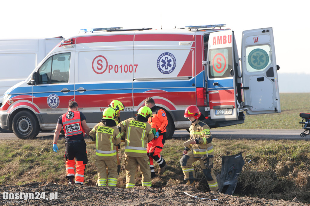 Zderzenie osobówki i ciągnika na drodze powiatowej