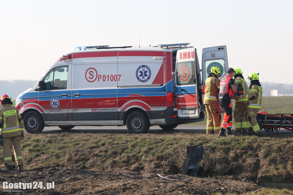 Zderzenie osobówki i ciągnika na drodze powiatowej