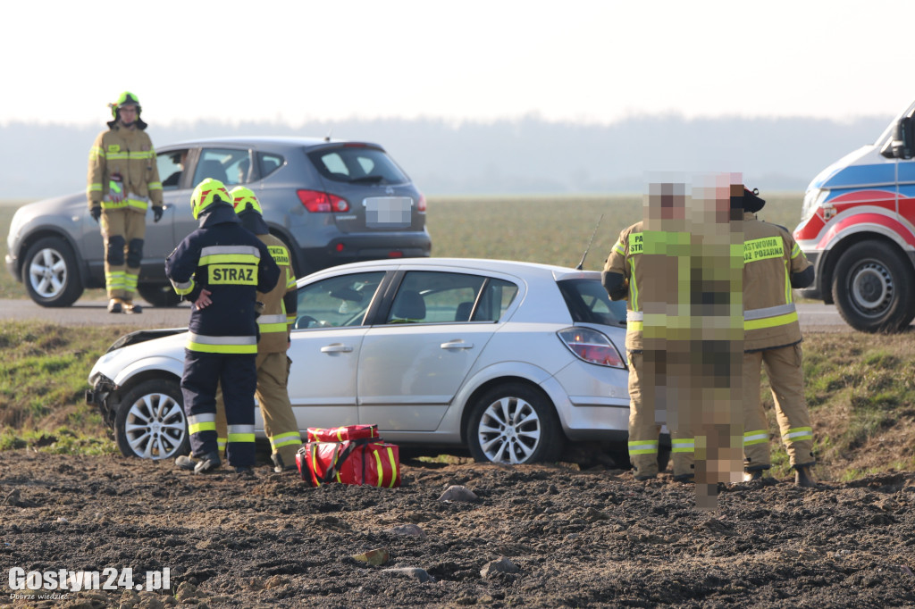 Zderzenie osobówki i ciągnika na drodze powiatowej