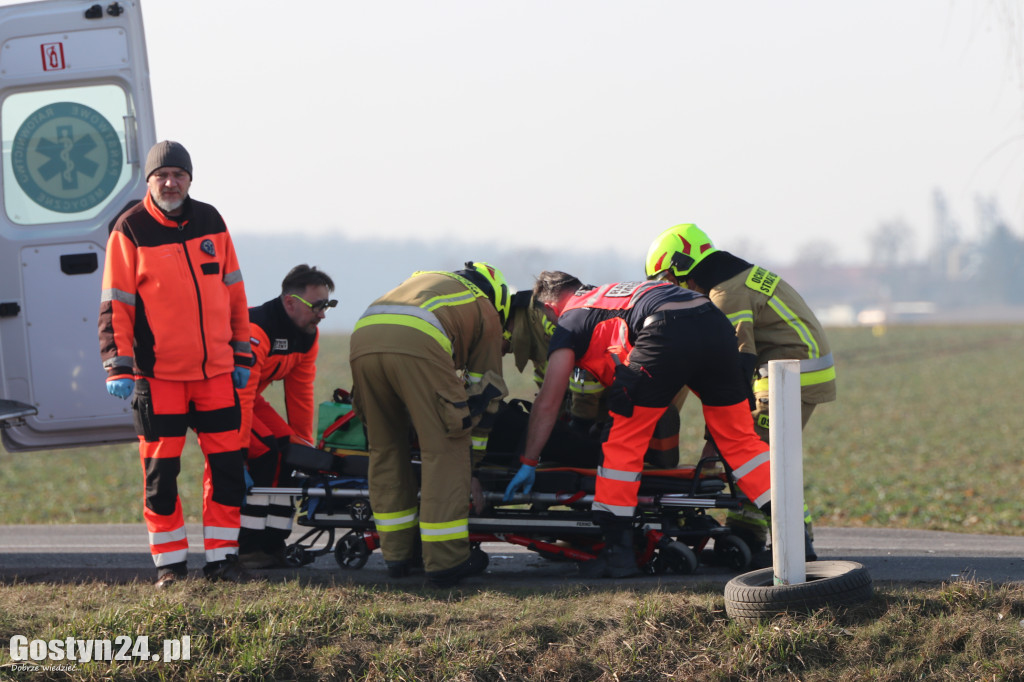 Zderzenie osobówki i ciągnika na drodze powiatowej