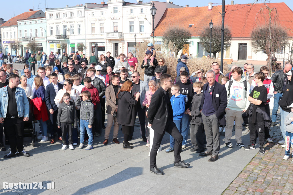 Sławomir Mentzen na gostyńskim rynku