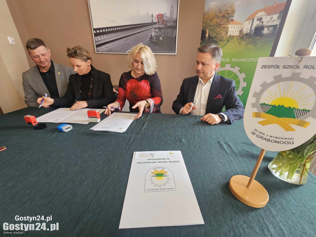 Podpisanie umów w sprawie nowego kierunku w ZSR Grabonóg