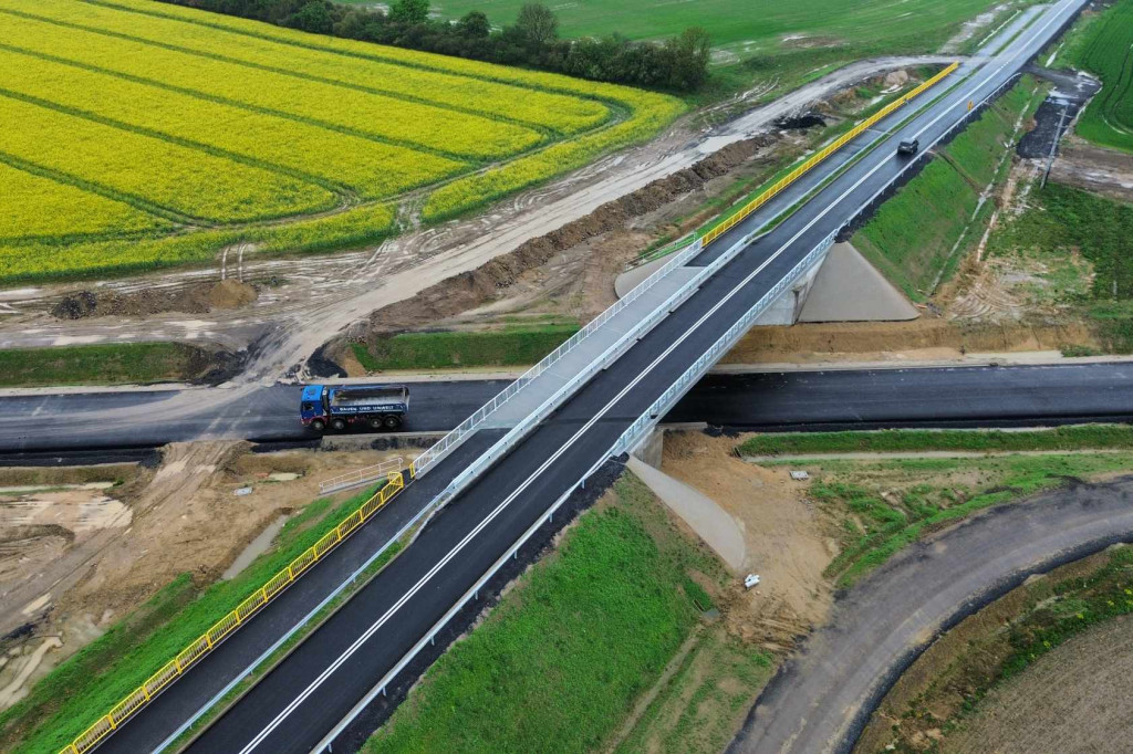 Duże krzaki i zarośla przy dojeździe do wiaduktu