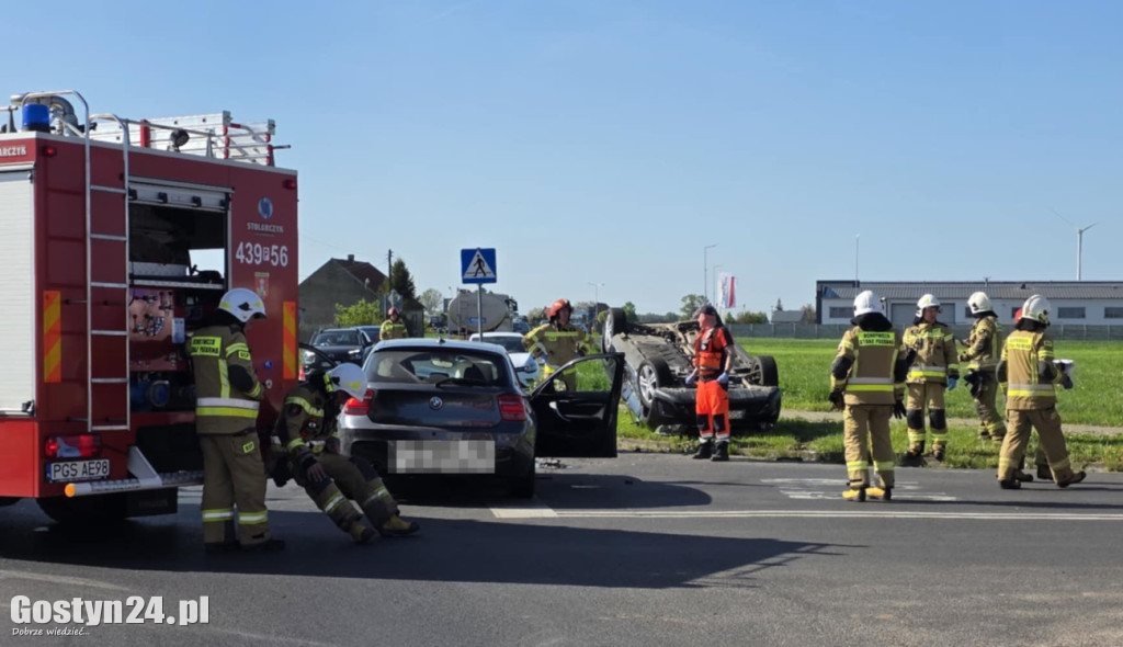 Dachowanie na obwodnicy... Chwila nieuwagi, a finał mógł mieć tragiczne skutki