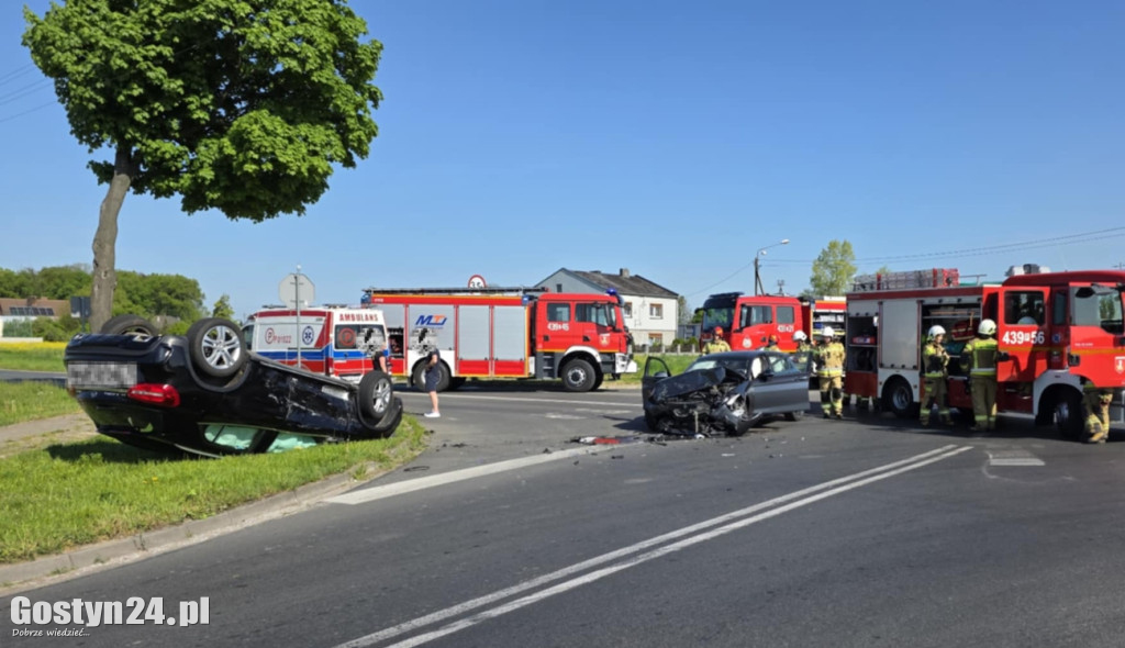 Dachowanie na obwodnicy... Chwila nieuwagi, a finał mógł mieć tragiczne skutki