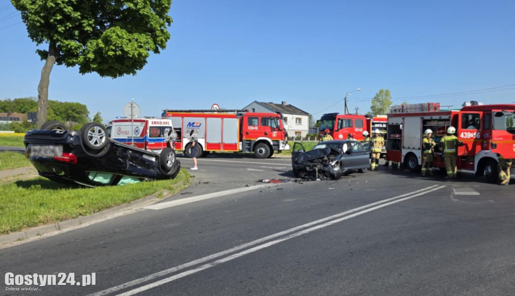 Dachowanie na obwodnicy... Chwila nieuwagi, a finał mógł mieć tragiczne skutki