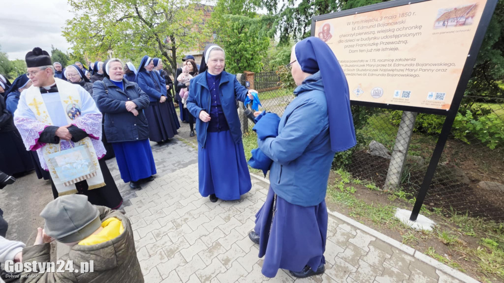 Odsłonięcie tablicy w Podrzeczu