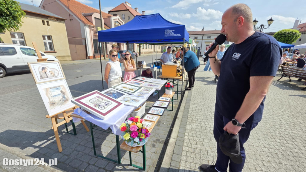 Kiermasz rękodzielników na rynku w Piaskach