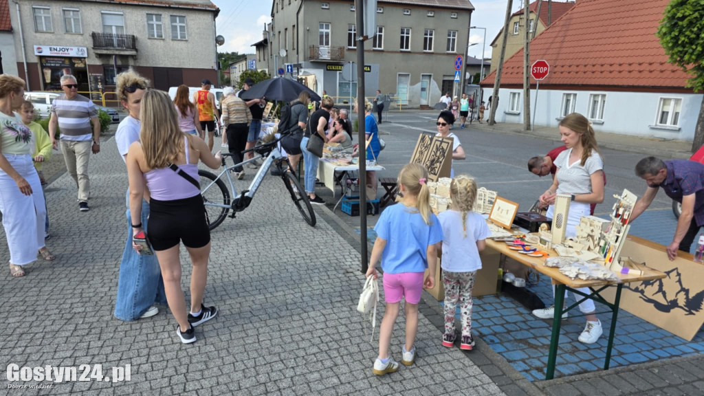 Kiermasz rękodzielników na rynku w Piaskach