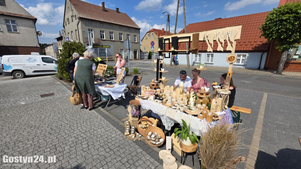 Kiermasz rękodzielników na rynku w Piaskach
