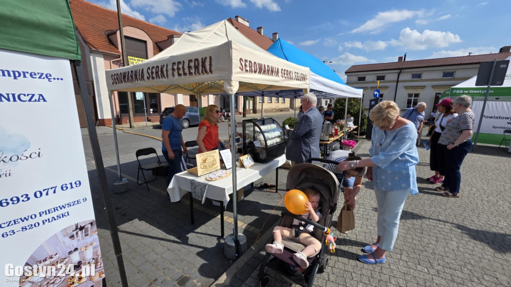 Kiermasz rękodzielników na rynku w Piaskach
