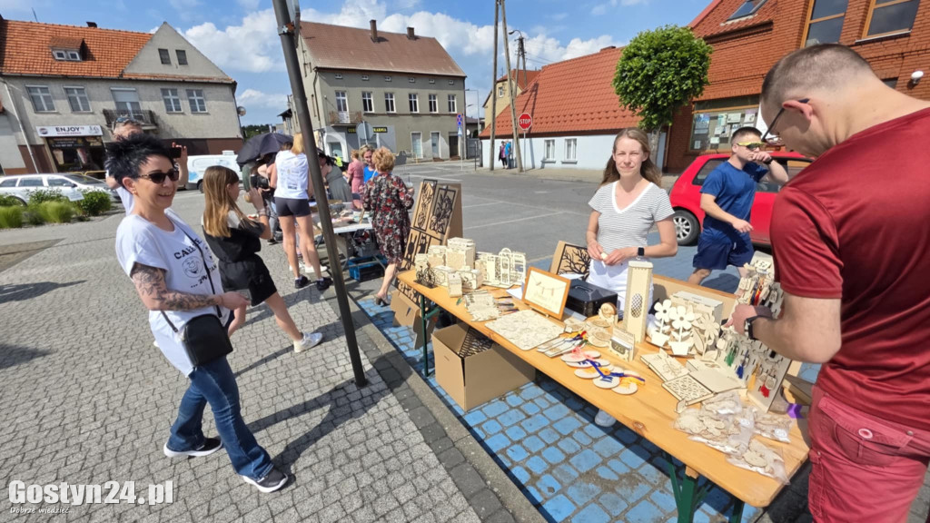 Kiermasz rękodzielników na rynku w Piaskach