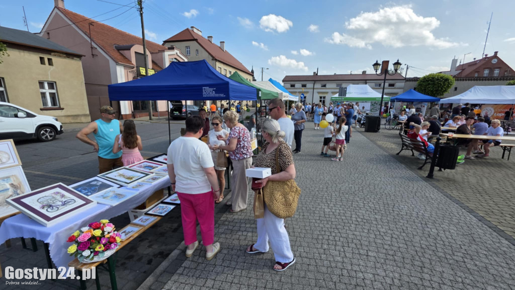 Kiermasz rękodzielników na rynku w Piaskach