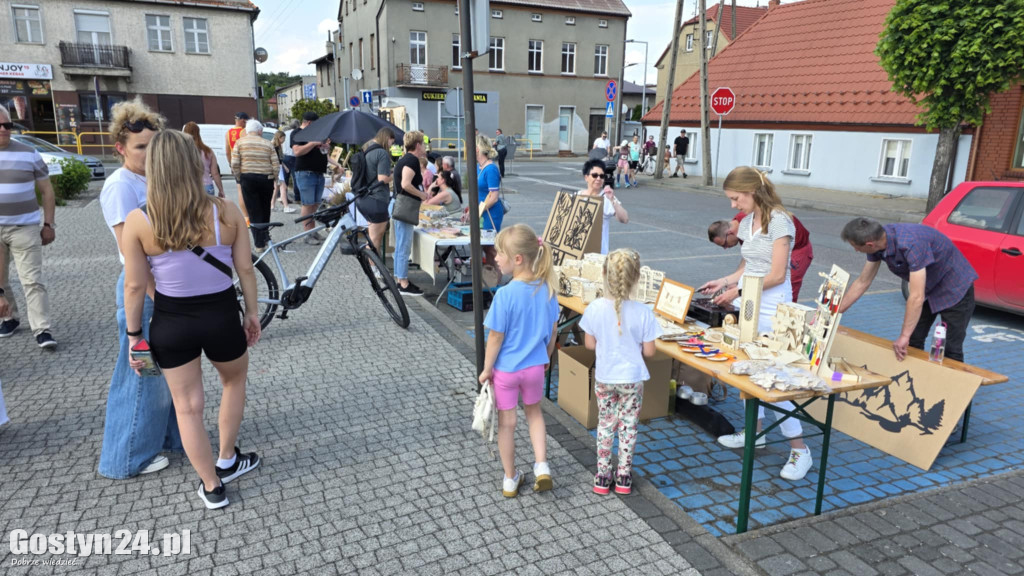 Kiermasz rękodzielników na rynku w Piaskach