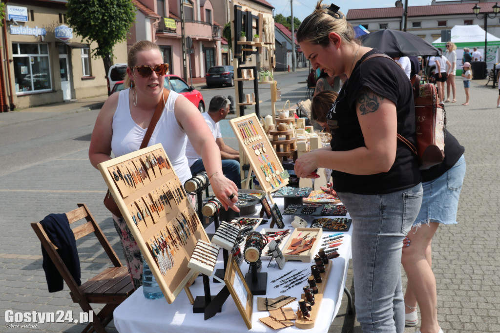Kiermasz rękodzielników na rynku w Piaskach