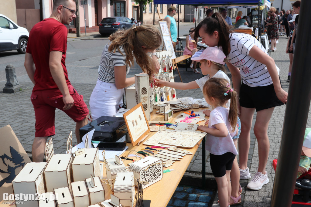 Kiermasz rękodzielników na rynku w Piaskach