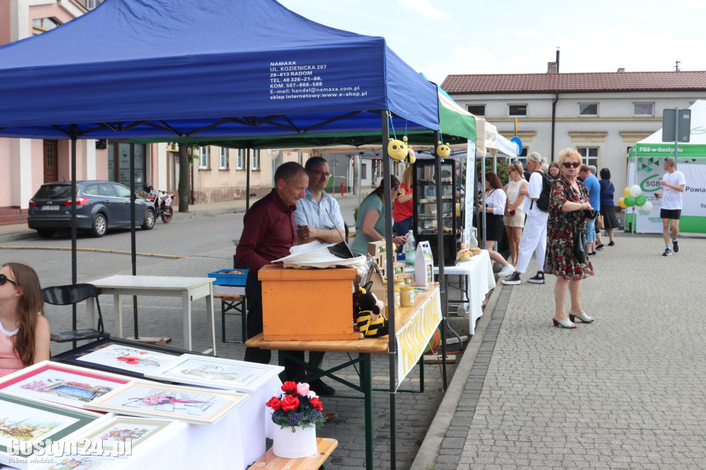 Kiermasz rękodzielników na rynku w Piaskach
