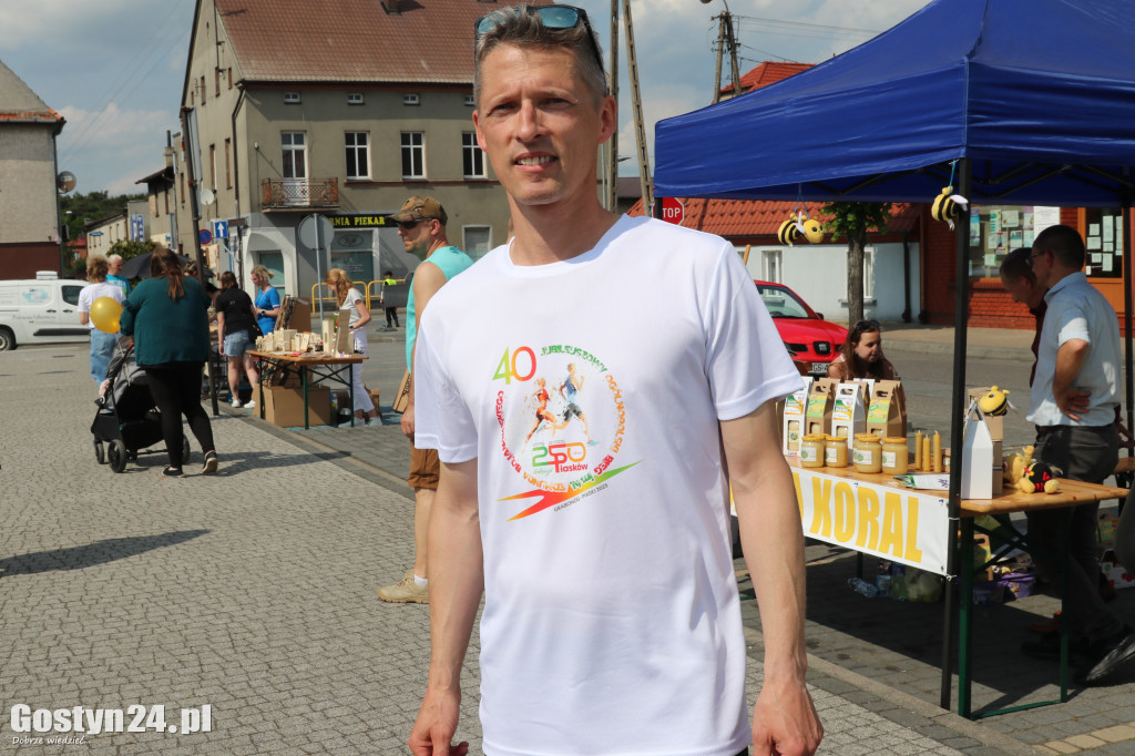 Kiermasz rękodzielników na rynku w Piaskach