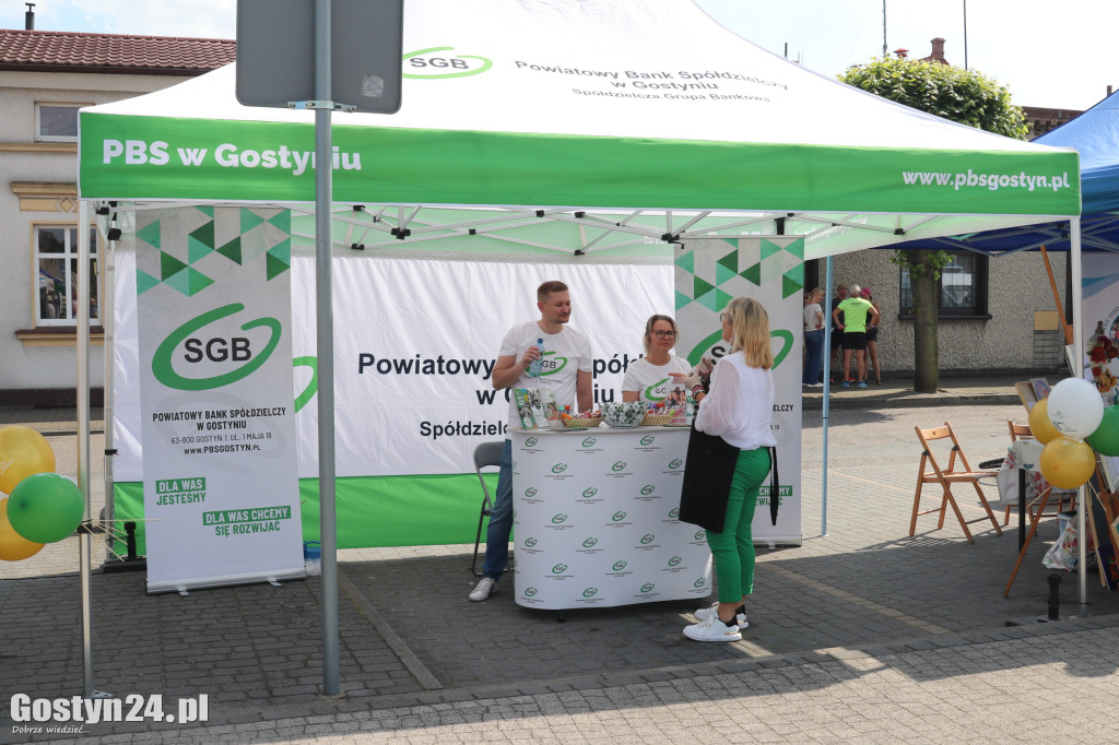 Kiermasz rękodzielników na rynku w Piaskach