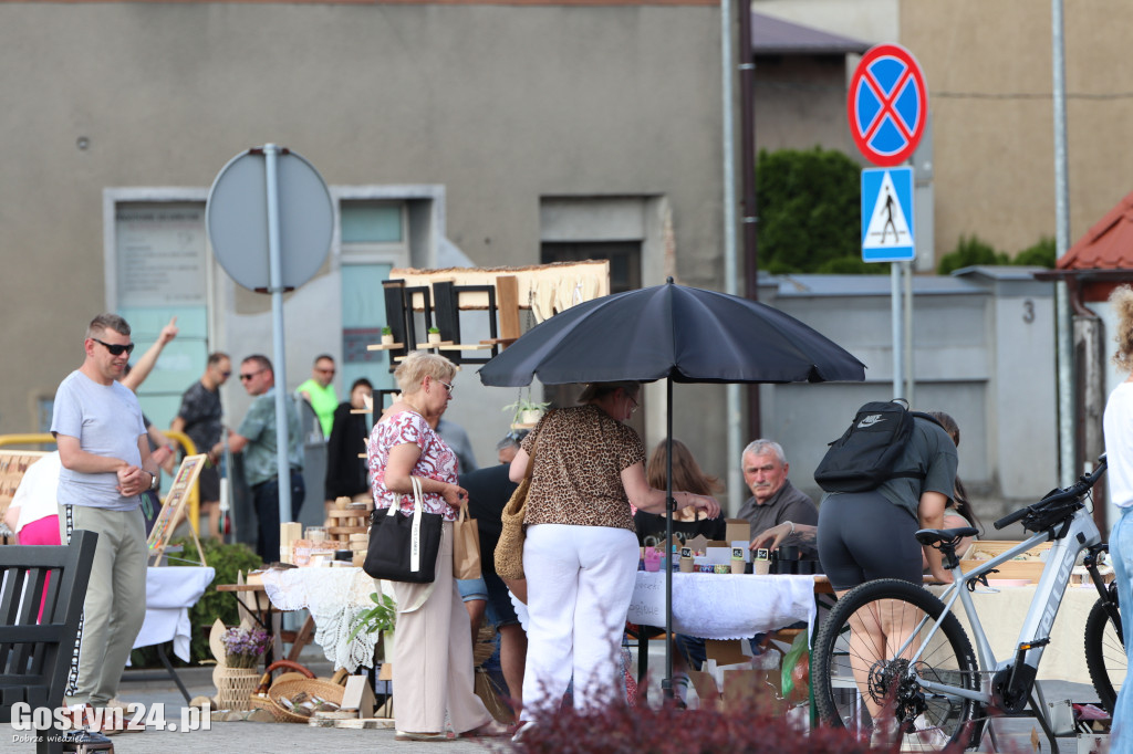 Kiermasz rękodzielników na rynku w Piaskach