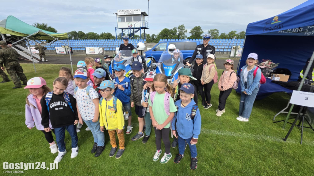 Piknik militarny z okazji Dnia Dziecka na stadionie w Pępowie