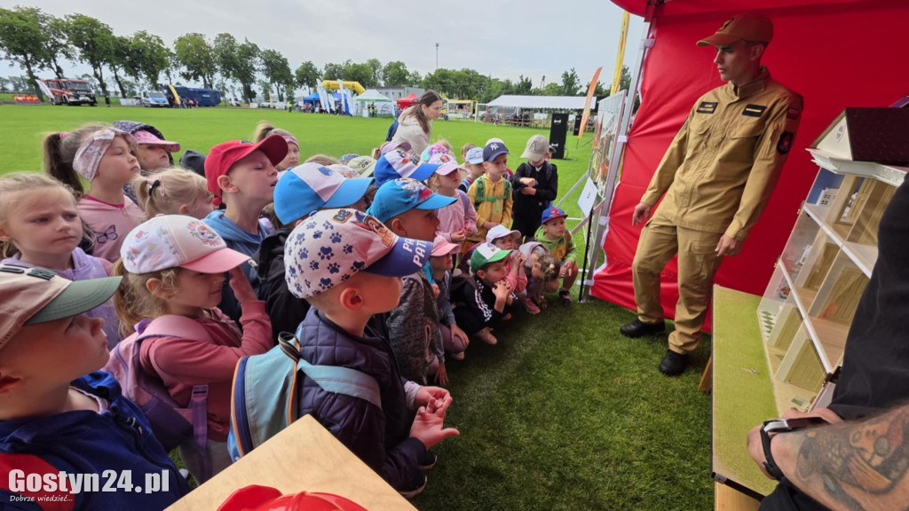 Piknik militarny z okazji Dnia Dziecka na stadionie w Pępowie