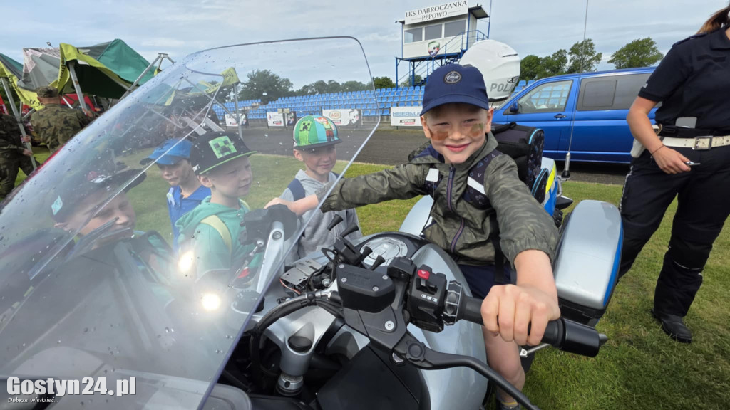 Piknik militarny z okazji Dnia Dziecka na stadionie w Pępowie