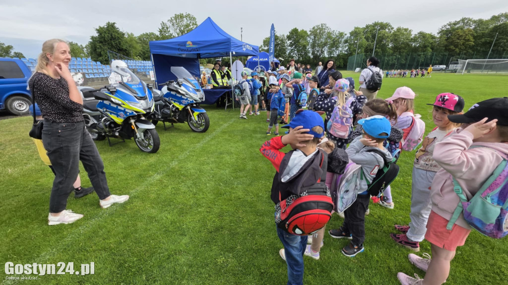 Piknik militarny z okazji Dnia Dziecka na stadionie w Pępowie