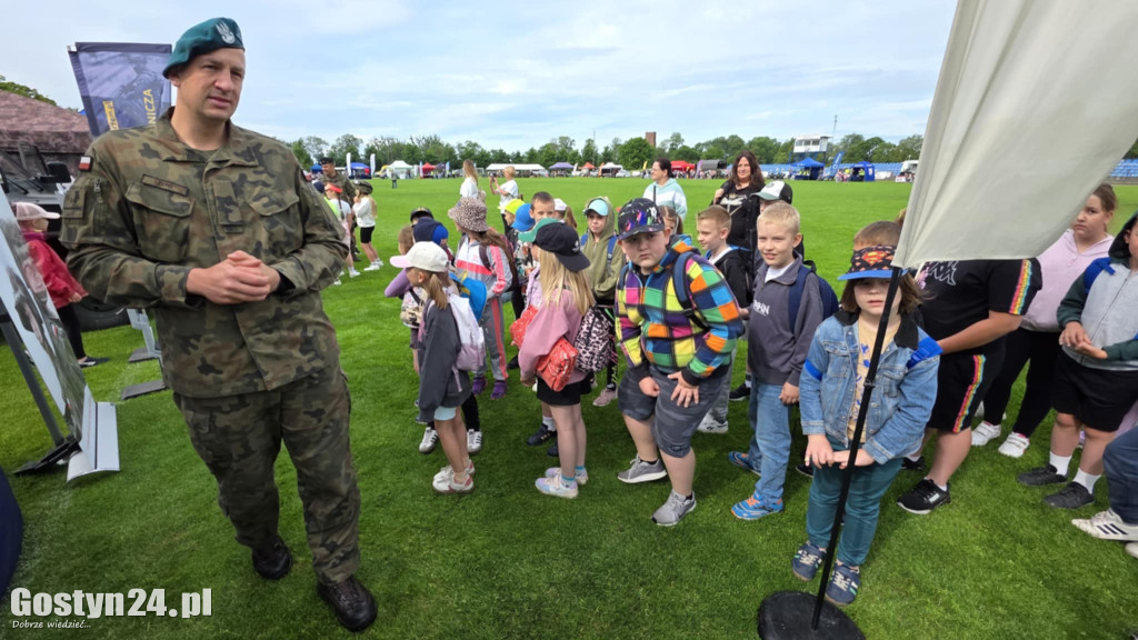 Piknik militarny z okazji Dnia Dziecka na stadionie w Pępowie