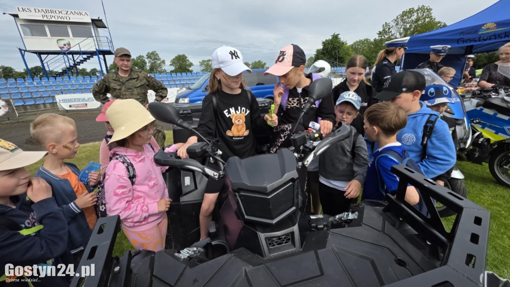 Piknik militarny z okazji Dnia Dziecka na stadionie w Pępowie