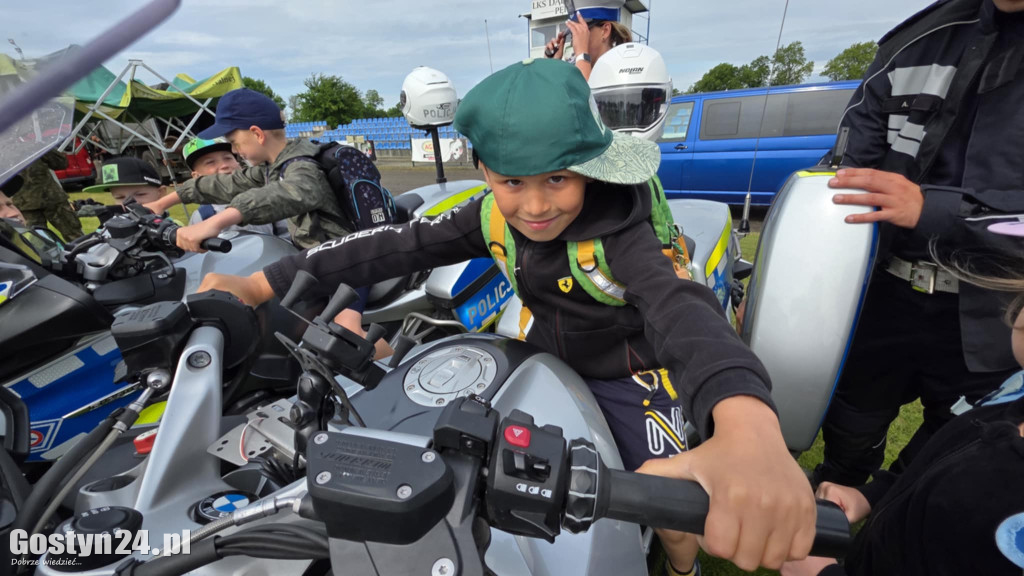 Piknik militarny z okazji Dnia Dziecka na stadionie w Pępowie